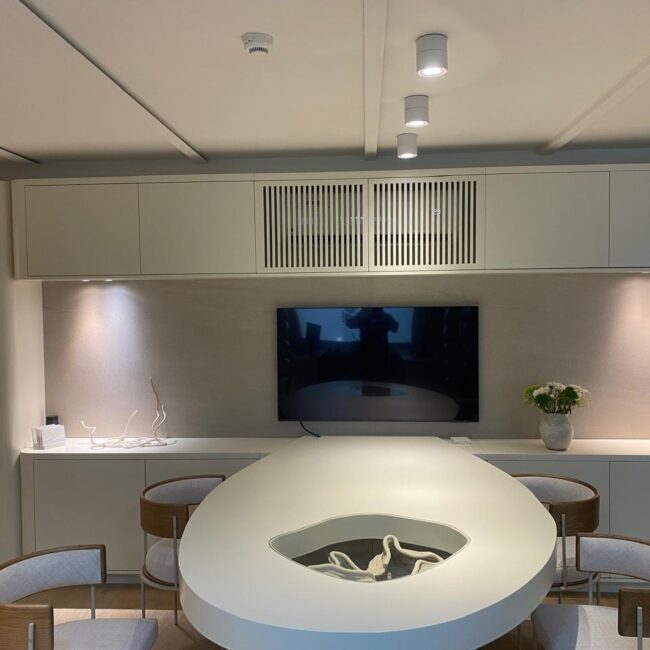 contemporary office design renovation Dubai